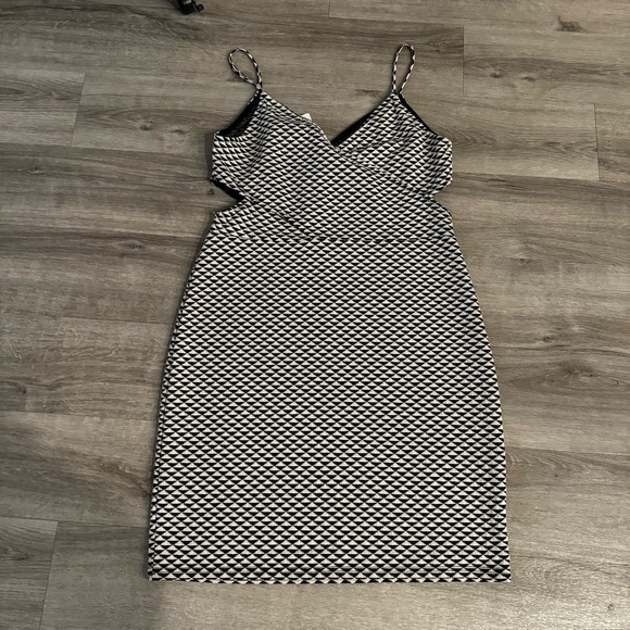 H&M black and white geometrical print dress size large - Picture 2 of 7